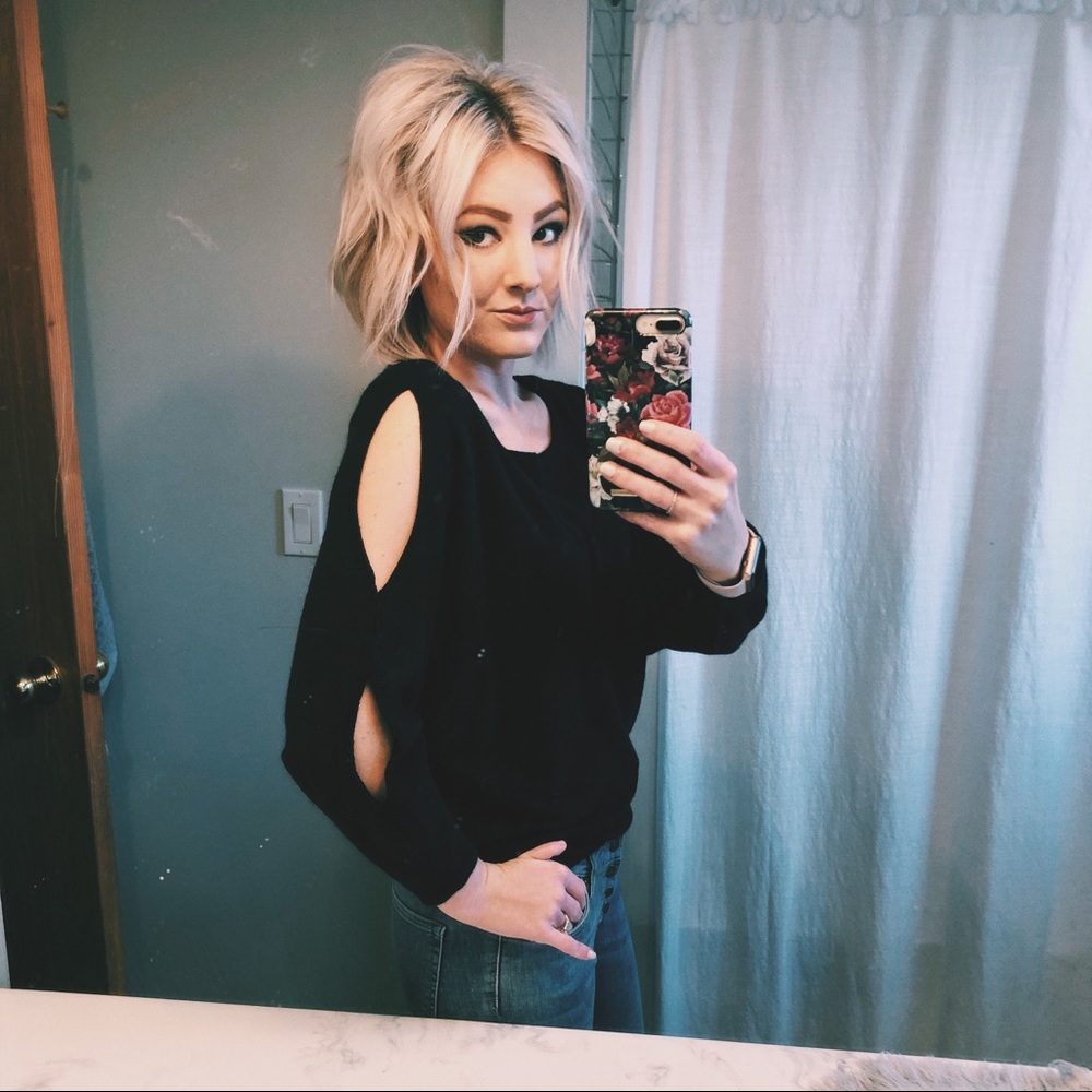 Francesca’s key hole sleeve light sweater